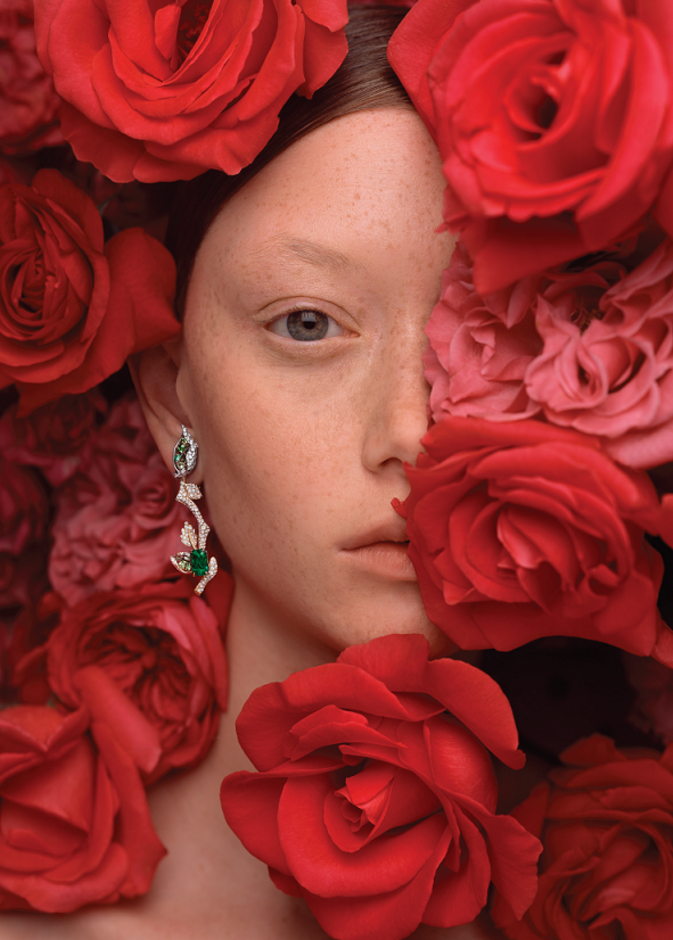 أقراط "روزديور" RoseDior من الذهب الأصفر، والبلاتين، والماس، والزمرد، وعقيق التسافوريت من "ديور هاي جولري" Dior High Jewellery.