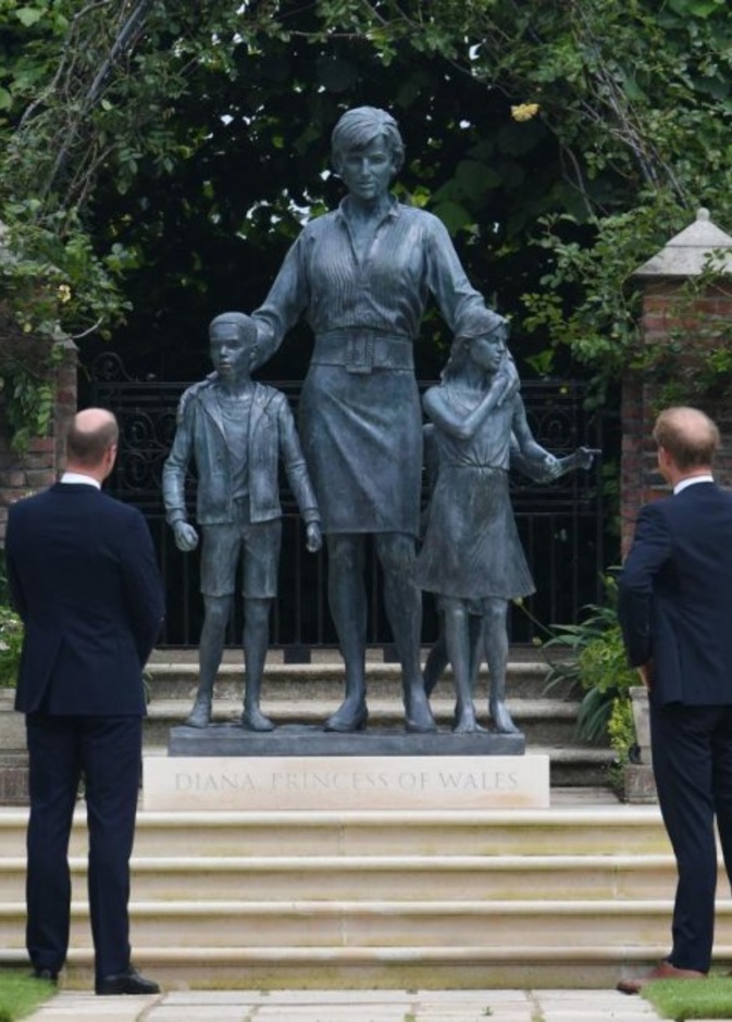 وليام وهاري أزاحا التمثال الخاص بوالدتهما الأميرة ديانا