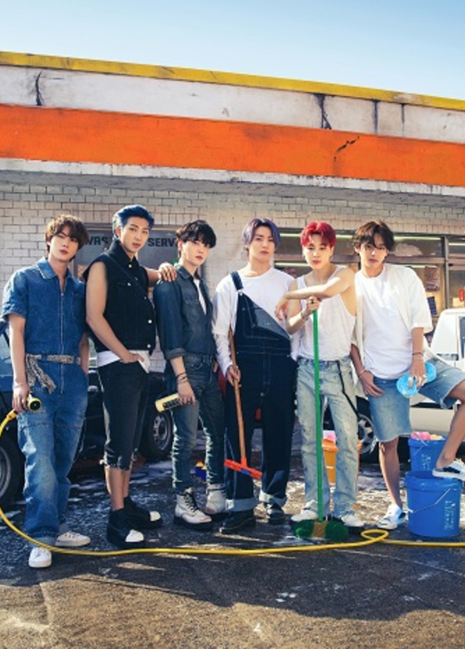 صورة لفرقة BTS من الحساب الرسمي لوكالة بيغ هيت على تويتر المسؤولة عن إدارة اعمالهم 