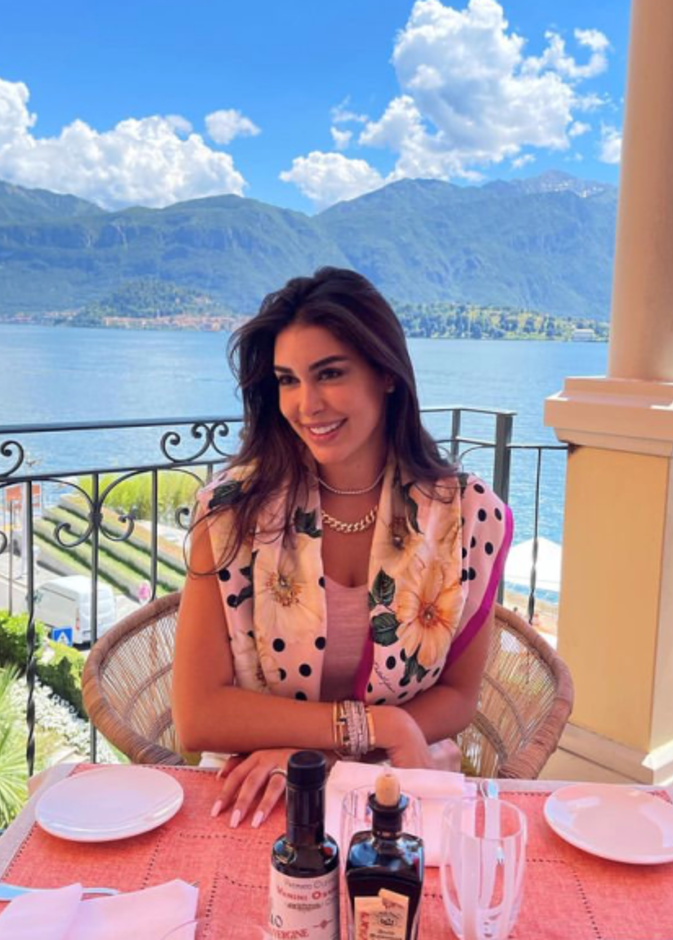 طرق تنسيق الوشاح في الاطلالات الصيفية بأسلوب ياسمين صبري الأنيق