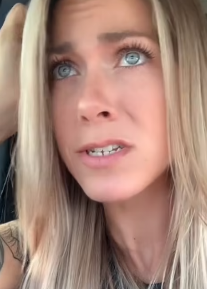 ليزا شبيهة جينيفر أنيستون -الصورة من حساب she_plusthree على تيك توك