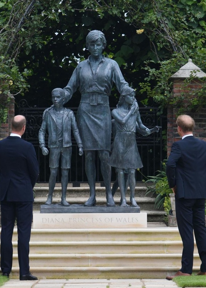 تشارلز سبنسر يعلق على لقائه بالأميرين وليام وهاري في مراسم إزاحة الستار عن تمثال ديانا