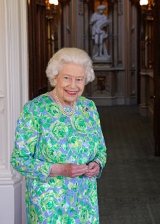 ما هو السر وراء التسريحة المنمقة للملكة إليزابيث الثانية؟