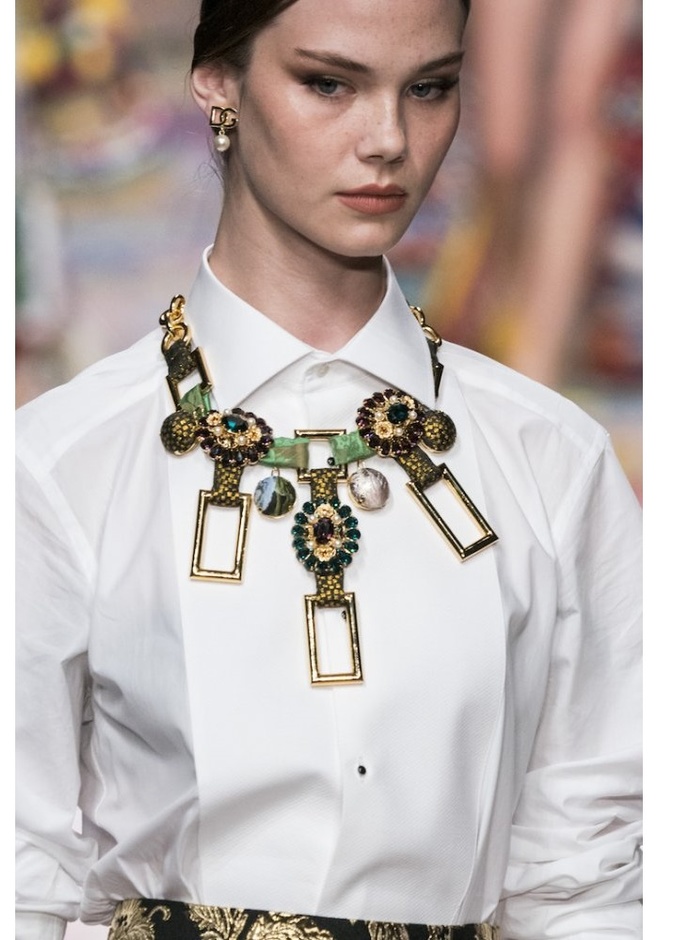 عقد طويل وجذاب بشكل الصدفة من Alberta Ferretti