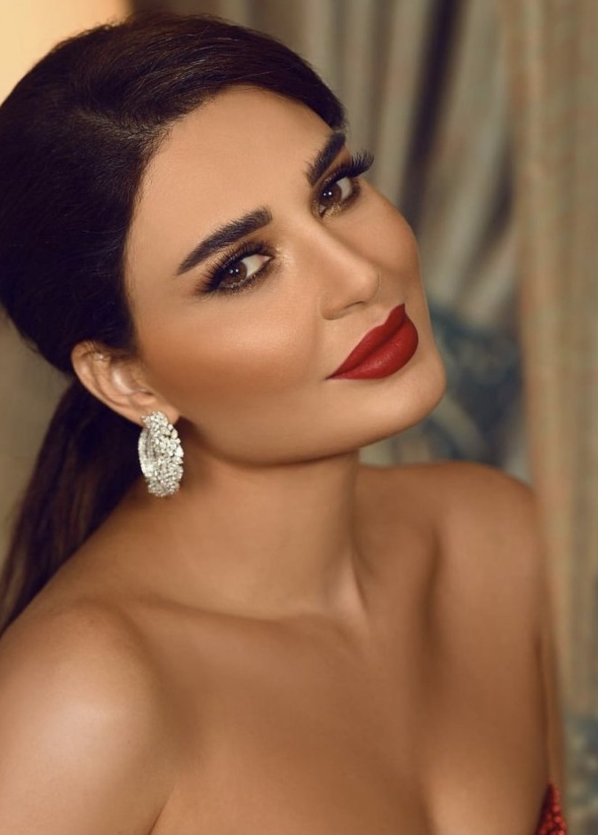 إطلالات سيرين المثالية بالروج الأحمر من صفحتها على انستغرام
