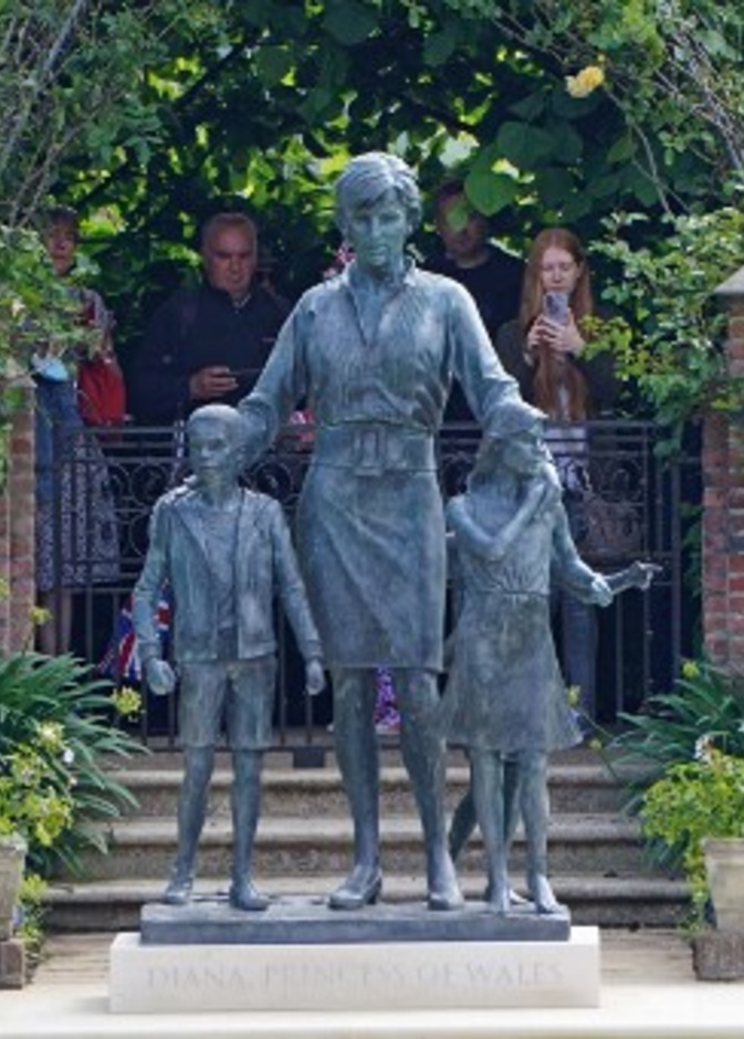 من هم الأطفال الذي يحتضنهم تمثال الأميرة ديانا؟