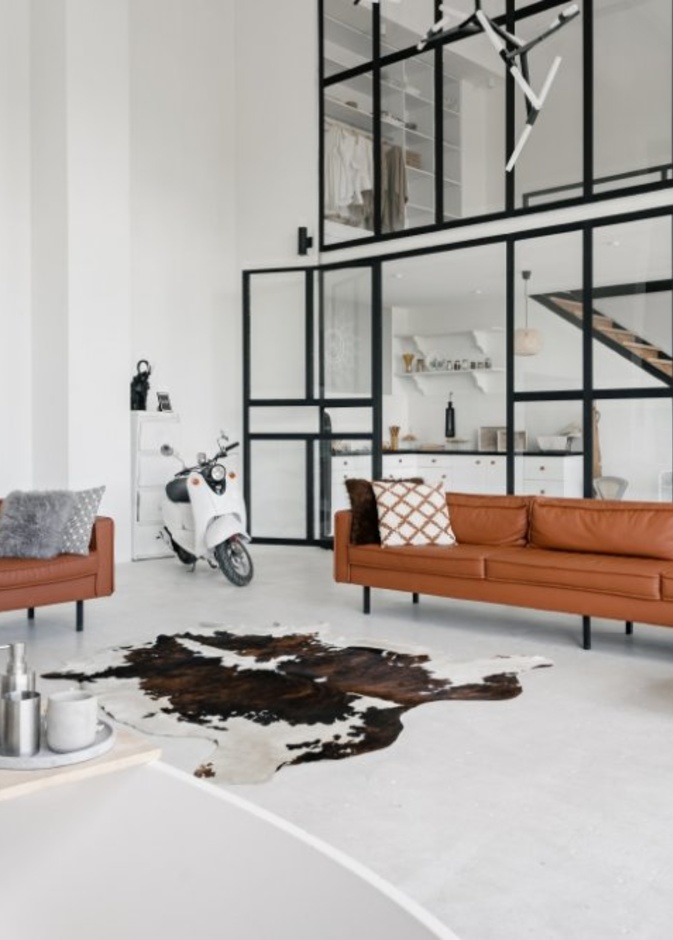 تصاميم كنب بأرجل عالية تجعل مساحة الشقة تبدو أوسع