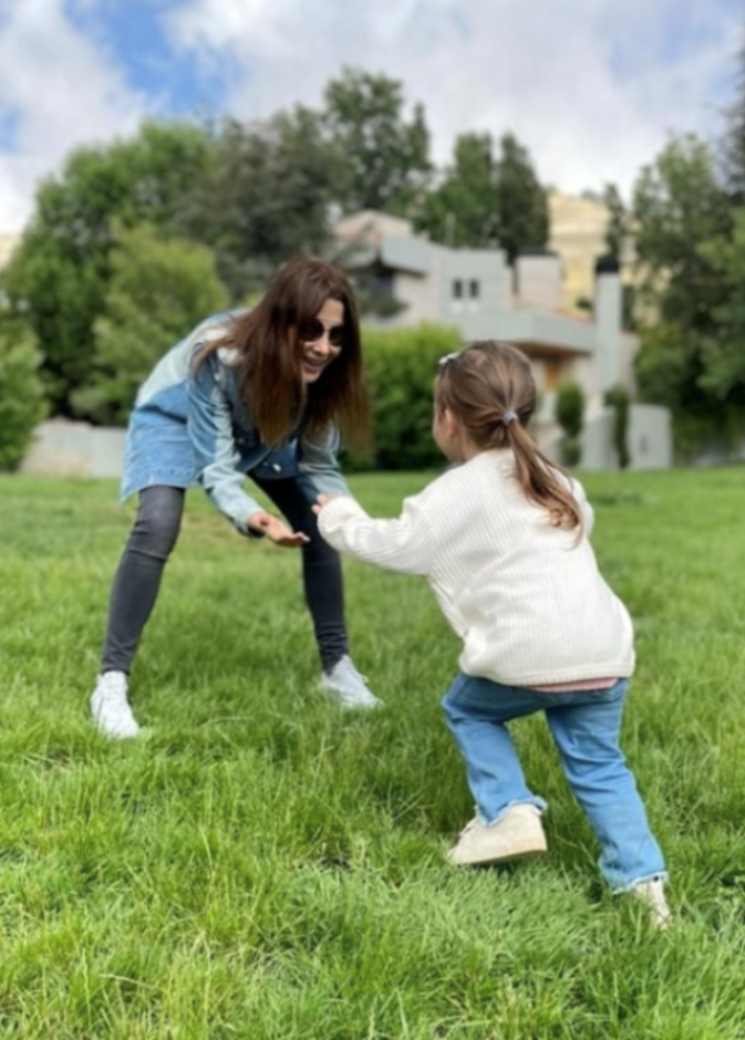 إعتمدت صيحة الدنيم مع الجاكيت الواسعة والبنطلون الضيق