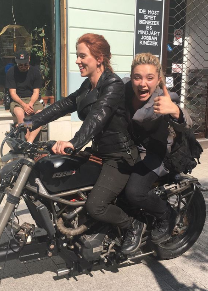 سكارليت جوهانسون و فلورنس بوج  - الصورة من حساب فيلم فلورنس بوج على انستجرام