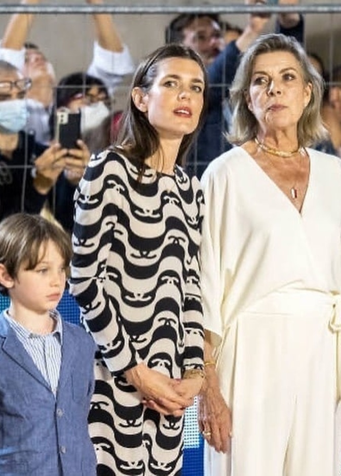  الأميرة كارولين وتشارلوت كاسيراغي في حفل توزيع جوائز مسابقة مونت كارلو الدولية لقفز الحواجز للخيول