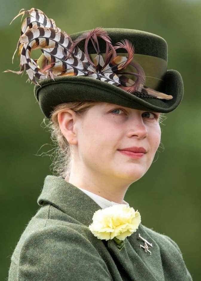 ليدي لويز وندسور تقود عربة خيول ورثتها عن جدها الأمير فيليب