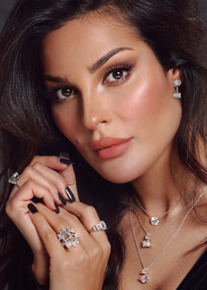  احمر شفاه مشمشي مات بأسلوب نادين نجيم- الصورة من حسابها على انستغرام