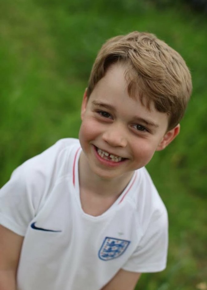  الأمير جورج تميمة الحظ للمنتخب الإنجليزي