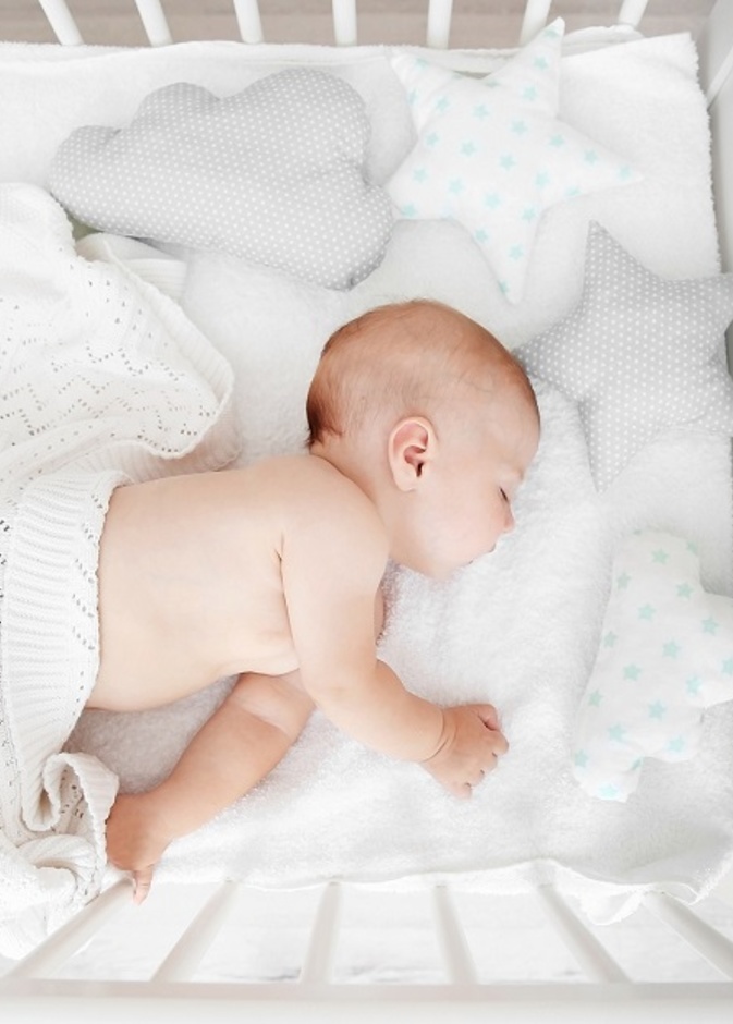 5 نصائح لتجنب سقوط الطفل الرضيع اثناء النوم