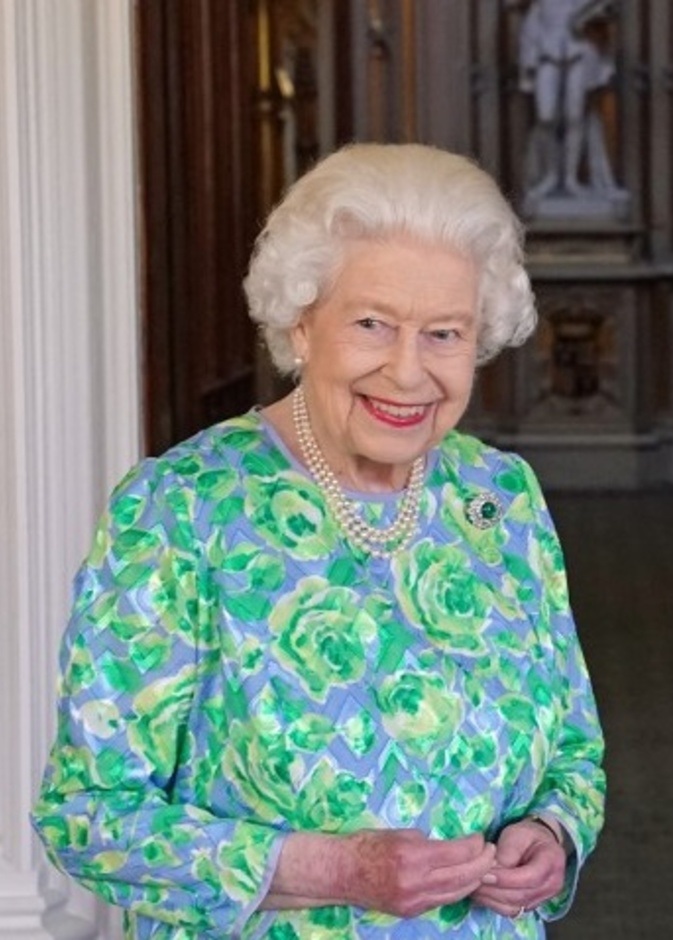  الملكة إليزابيث تتألق ببروش Cambridge Emerald Brooch