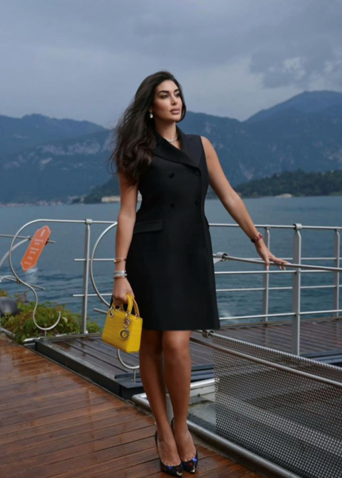 في احدث صورها في إيطاليا إختارت ياسمين حقيبة Lady Dior نسقتها مع الفستان البلايزر