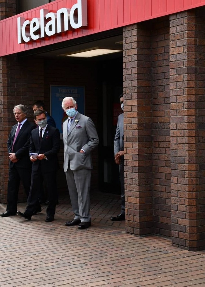 الأمير تشارلز يزور أكبر موردي المستلزمات الطبية