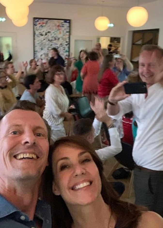 العائلة المالكة الدنماركية تحتفل بمنتخب بلادها بكرة القدم