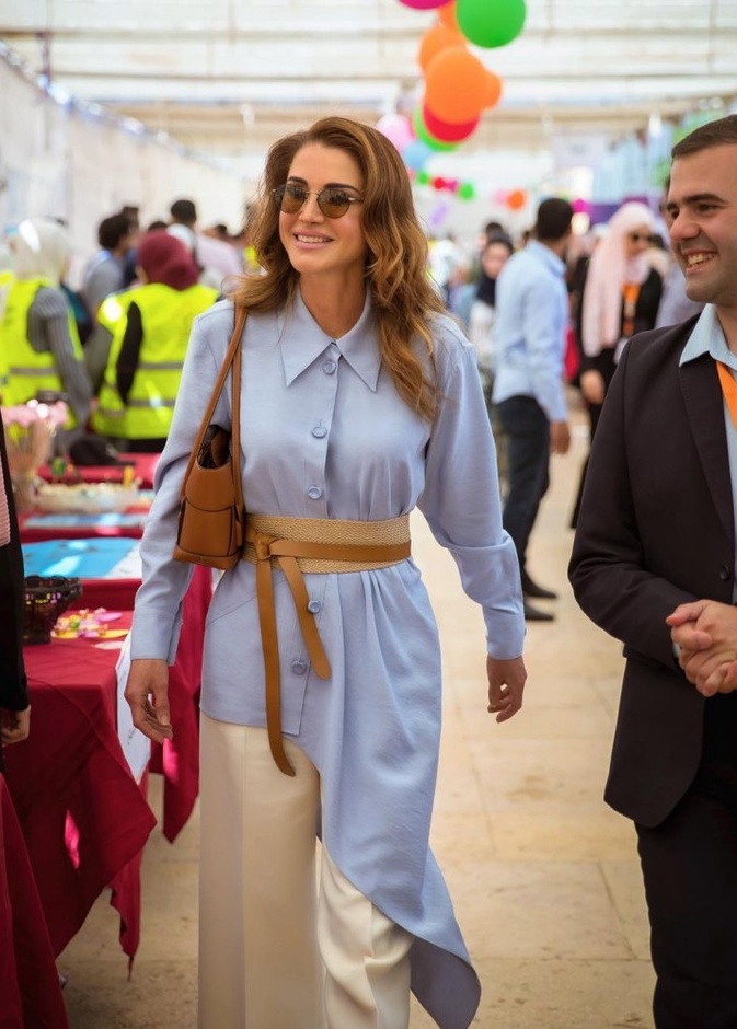 نسقي الحزام العريض عند الخصر مع القميص الأبيض - من حسابها على انستغرام