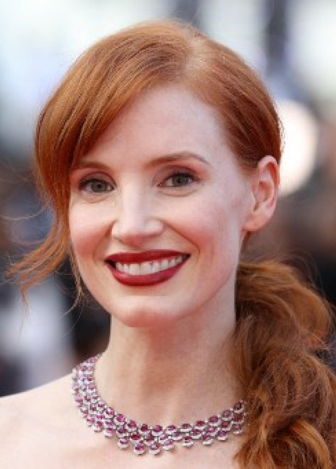 مكياج طبيعي مع احمر الشفاه المخملي من وحي اطلالة Jessica Chastain- الصورة من وكالة AFP