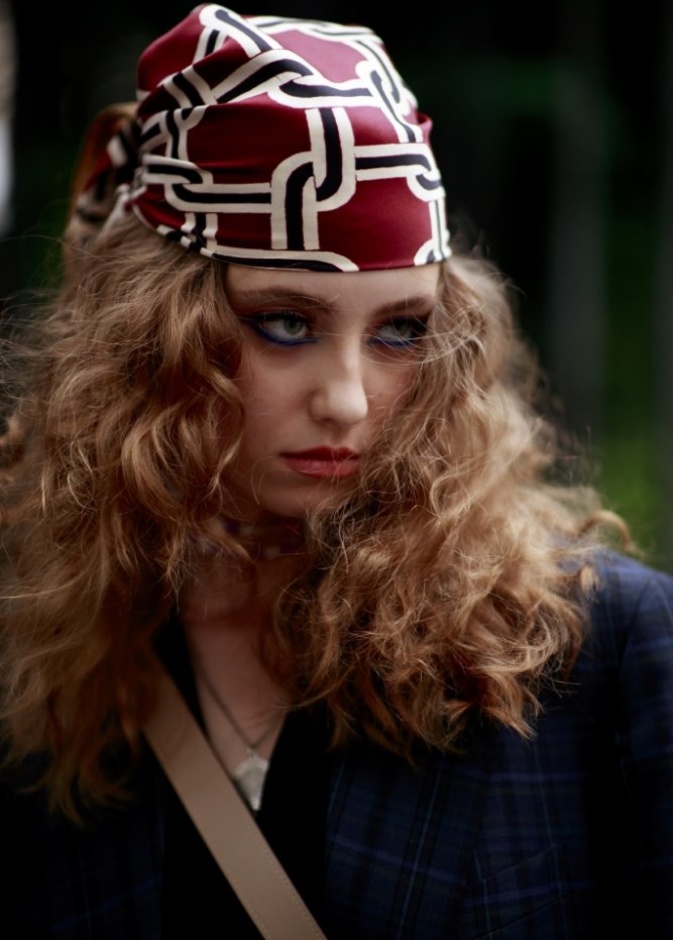 صيحات جمالية خريف 2021 مع الايلاينر الازرق واكسسوار الوشاح المزخرف