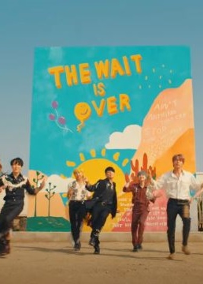 صورة من أغنية Permission to Dance لفرقة BTS على يوتيوب