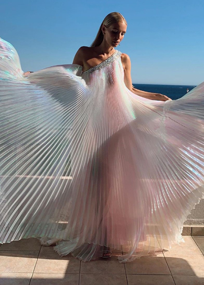 اطلالة Leonie Hanne بفستان أبيض لماع وبليسيه من توقيع المصمم اللبناني طوني ورد- الصورة من حسابها على انستغرام