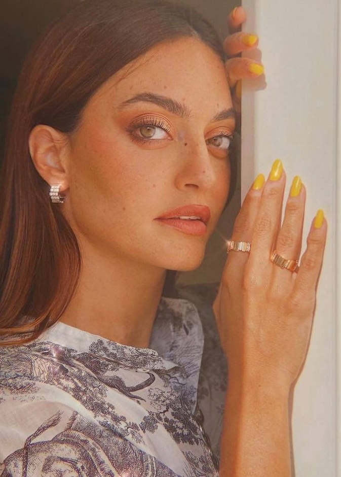 الوان طلاء الاظافر الصفراء بأسلوب مدونة الجمال كارن وازن- الصورة من حسابها على انستغرام