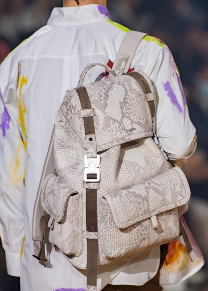 حقيبة ظهر ملفتة بتصميم  شبابي وعصري من Balmain