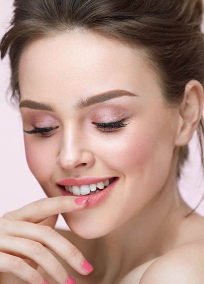 طريقة تقشير وتوريد الشفايف قبل العيد باستخدام خلطة التوت والالوفيرا