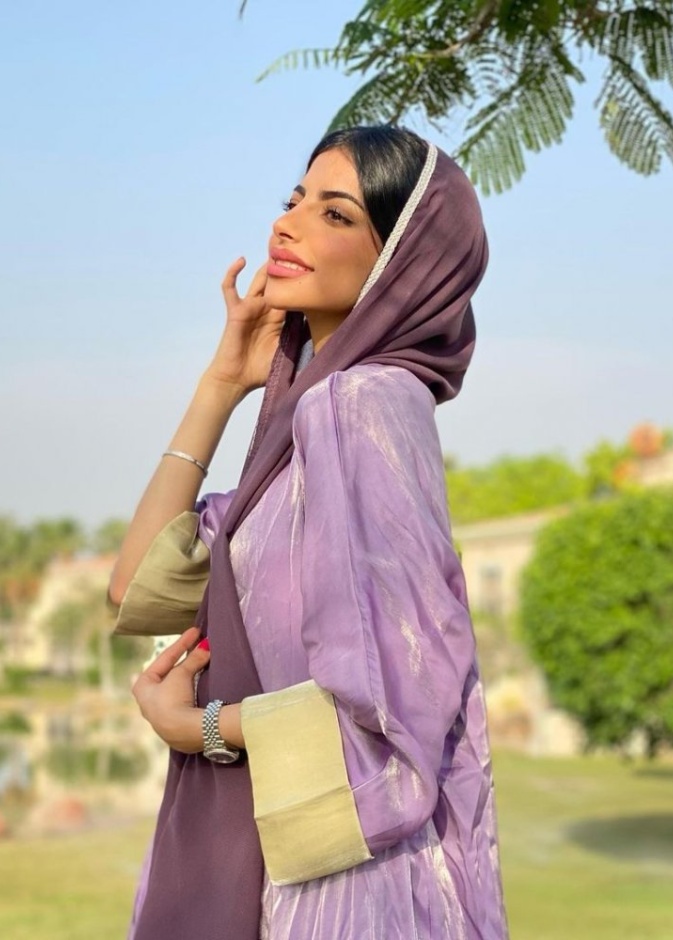  شهد الزهراني بعباية أنيقة بدرجات اللون الموف