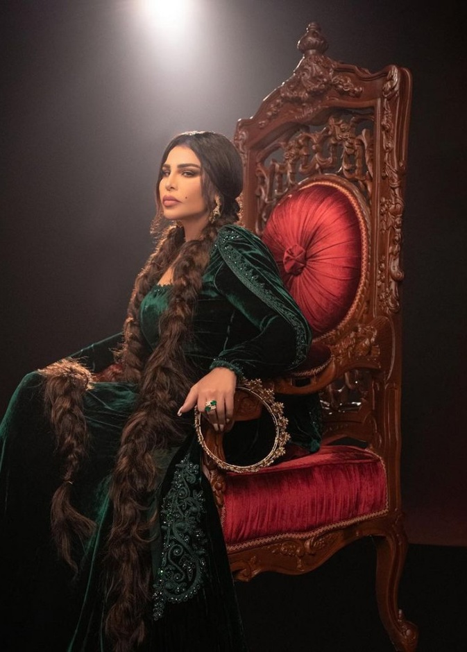 تفاصيل اطلالة أحلام بالفستان المخملي الزيتي - صورة من حسابها على انستغرام