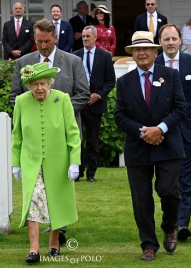 تألقت الملكة بالمعطف الأخضر مع الفستان بنقشة الورود- الصورة من صفحة نادي Guards Polo Club الرسمية