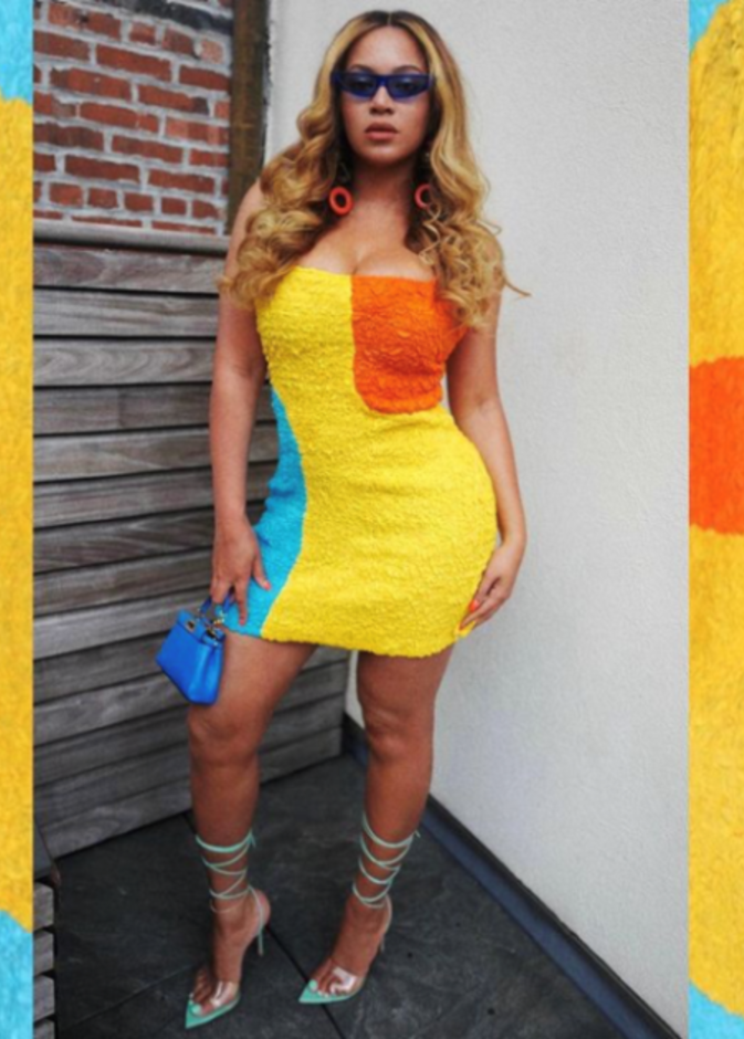 اختارت بيونسيه فستانًا قصيراً ملونًا بالأصفر والأزرق السماوي والبرتقالي من مجموعة Mara Hoffman