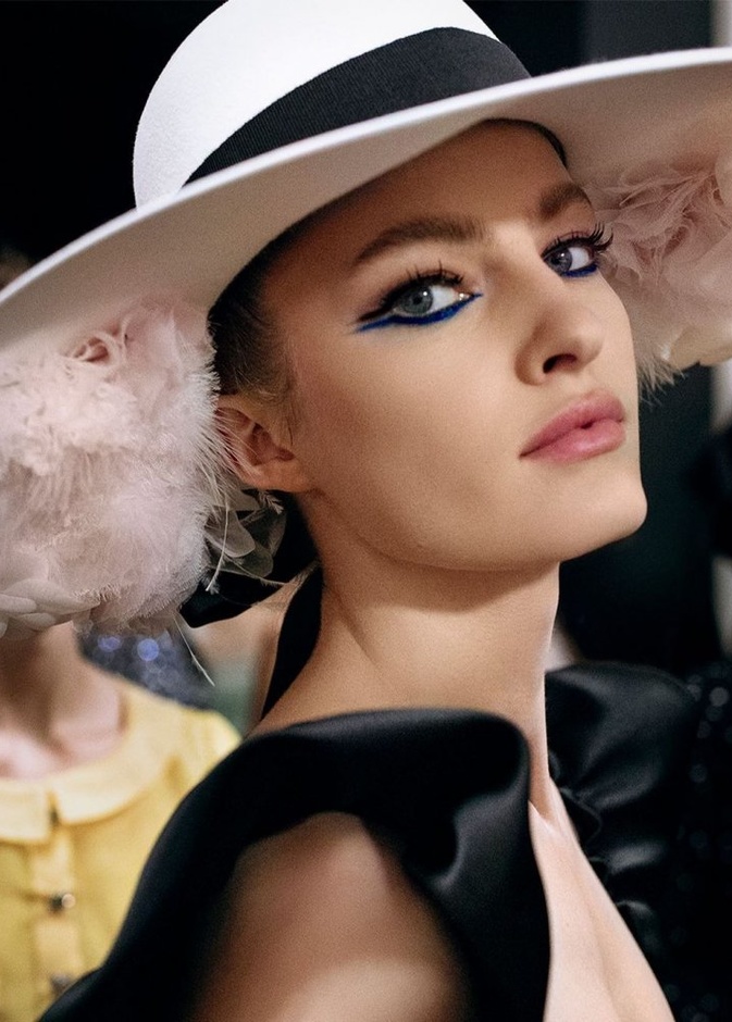  مكياج عيون داكن ومات لاطلالات عيد الاضحى 2021 من Chanel