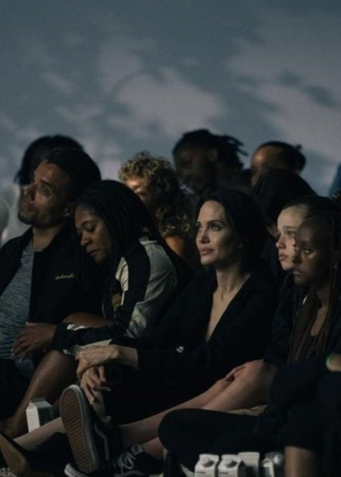  أنجلينا جولي وبناتها- الصورة من حساب أحد معجبي ذا ويكند على تويتر اسمه The Weeknd World 