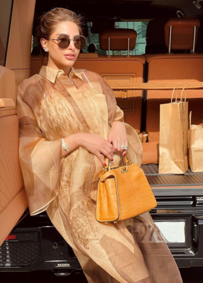 إختاري القميص الفستان الطويل والذي تميّز بقصة الأكمام الواسعة