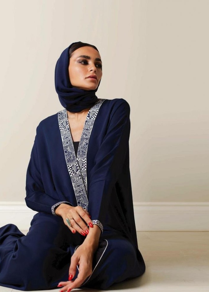  عباية باللون الأزرق الداكن وبتطريز على الياقة والأكماممن مجموعة jilbab by sabine المصدر انستقرام sabineboutique