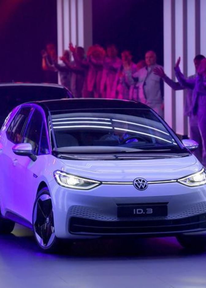 مجموعة فولكس فاغن تحول نصف إجمالي سياراتها إلى سيارات كهربائية من موقع رويترز