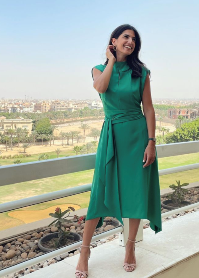 خطفت الأنظار بالفستان الأخضر الميدي بقصة الـA line مع الحزام العريض