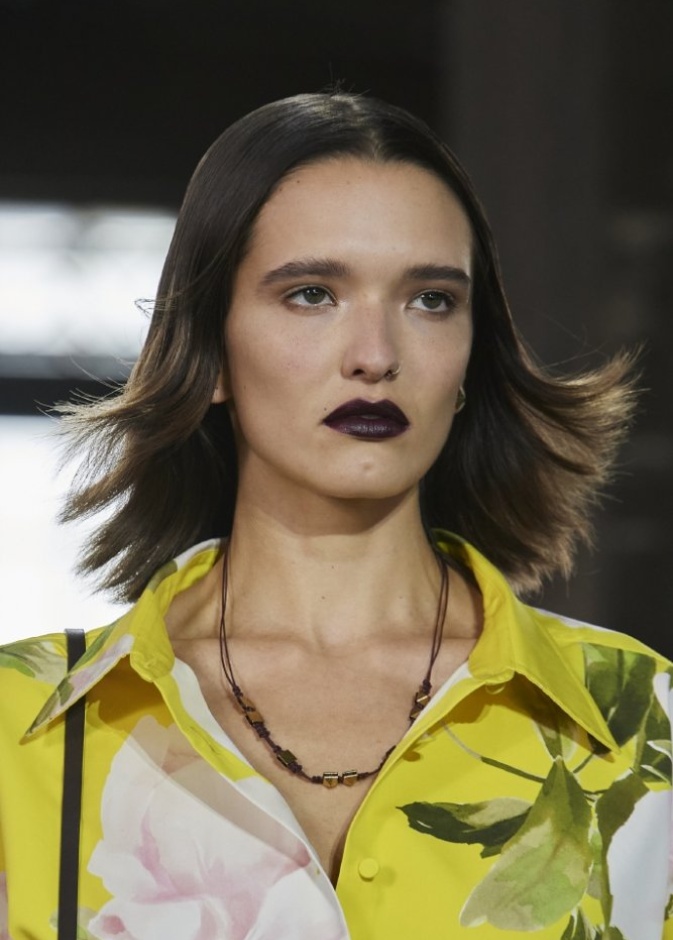 احمر شفاه بألوان قوية بتدرجات داكنة من دار Valentino