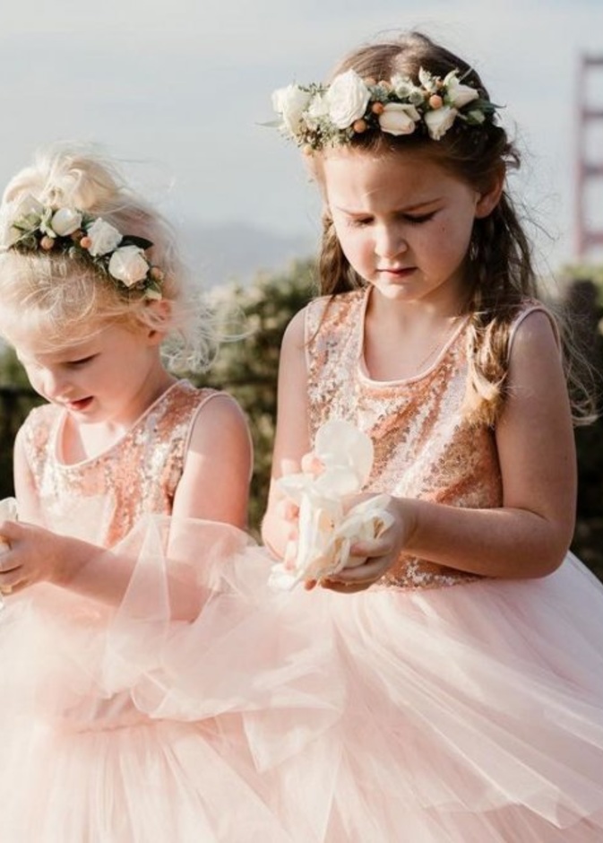 خلاف بين عروس وابنتها بسبب لون شعر طفلة صغيرة adrianewhitephotography