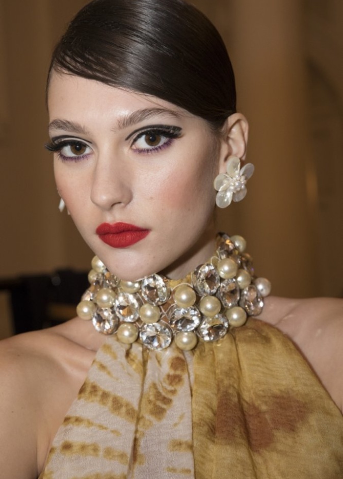 رسمات الايلاينر السوداء الملفتة مع الخطوط الهندسية من دار Paul Costelloe