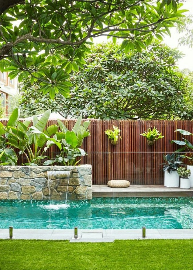 الخشب والحجر جزء من تصميم المسبح المنزلي