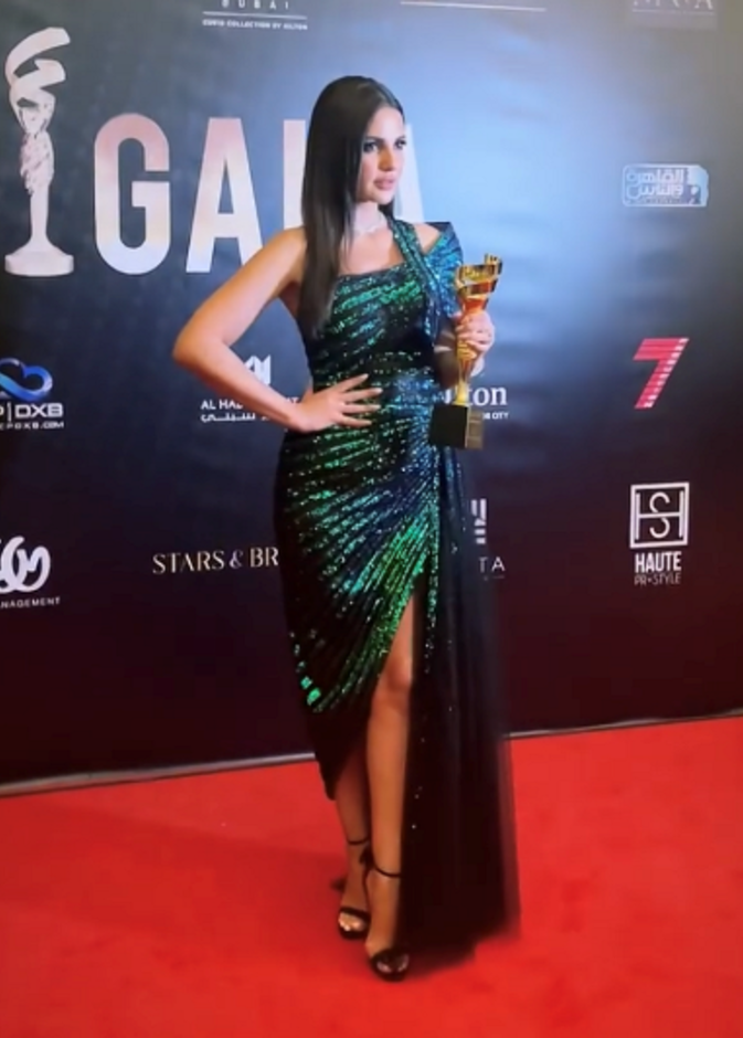 درة زروق بدت ساحرة بفستانها الأخضر المزيّن بالترتر من تصميم انطوان القارح