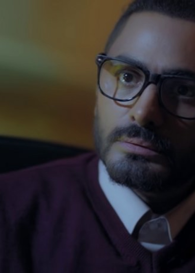 "مش أنا".. فيلم "تامر حسني" الذي يُقدم كل شيء ولا يقول أي شيء!