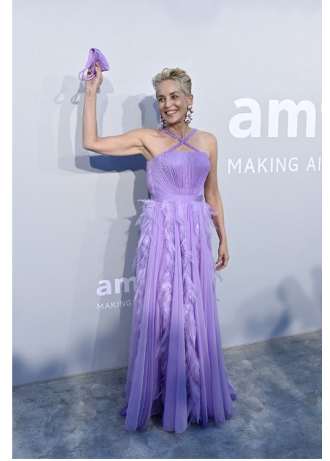 الممثلة شارون ستون خطفت الأنظار بفستان بنفسجي تميّز بالريش والشك الناعم