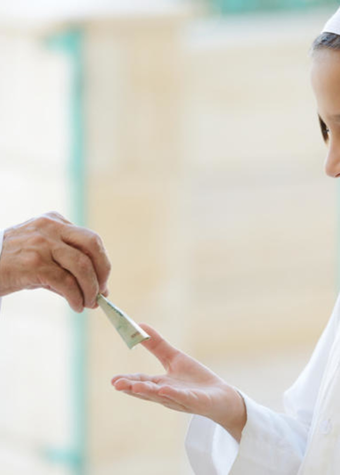 ماذا تعني العيدية لطفلك وما هي أفضل الطرق لتقديمها له