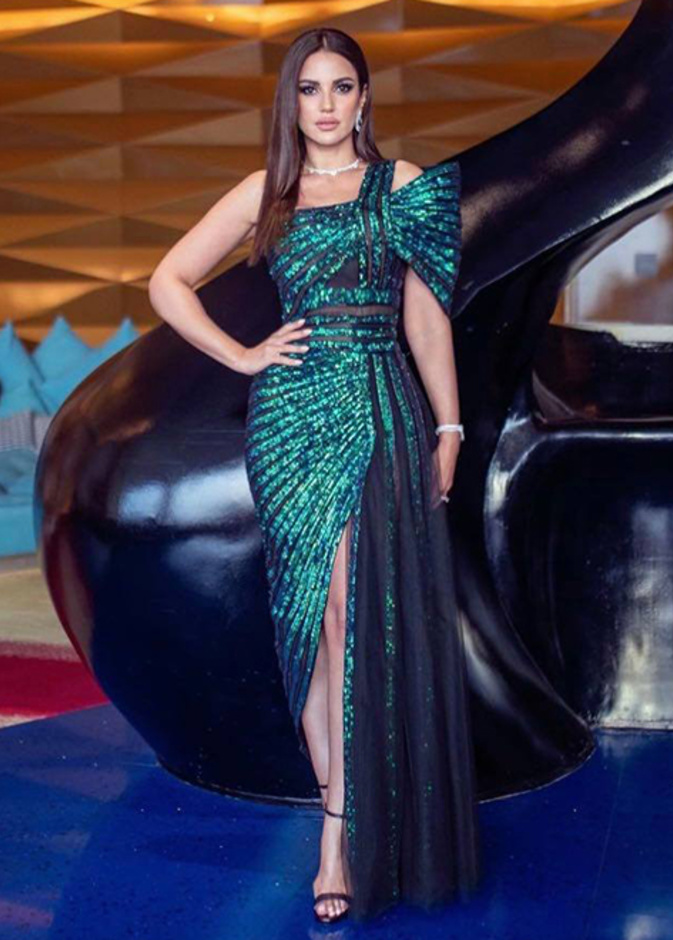 اطلالة درة زروق بفستان اخضر براق فاخر ومتموج