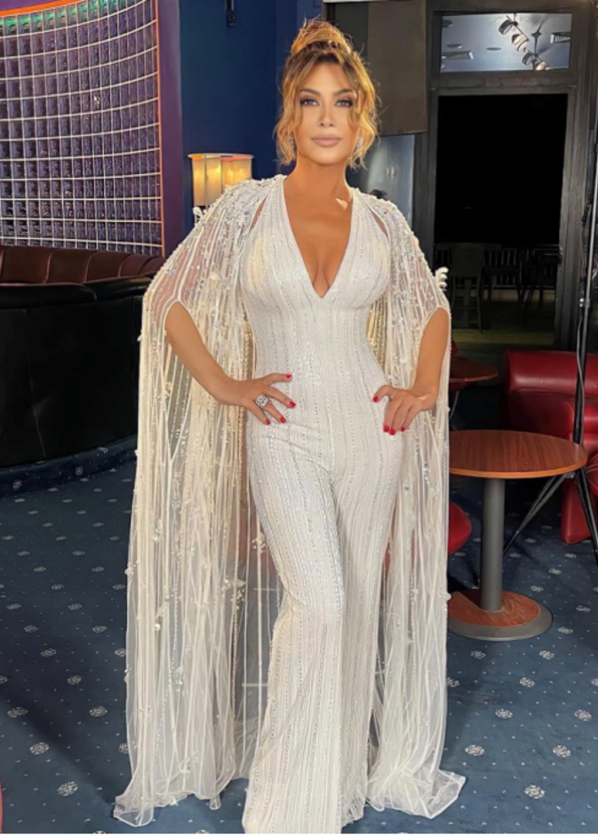 تميّز الجمبسوت بالياقة الـv neck  والكاب الطويل والشكّ الأنيق